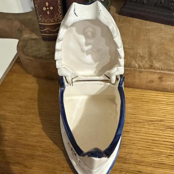 VTG Delft Style Blue White Porcelain Flat Iron Dresser Trinket Jewelry Box - Picture 6 of 9